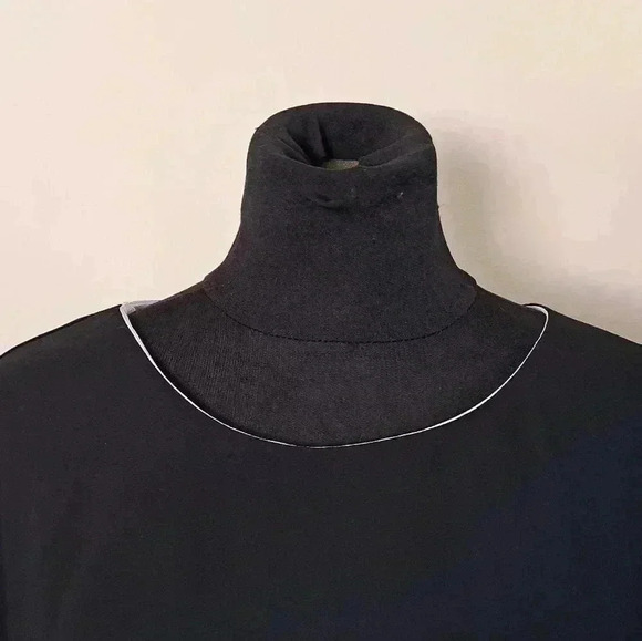 ❤ Beautiful Flowy Nygard Blouse  Small Black White Top - Picture 3 of 11